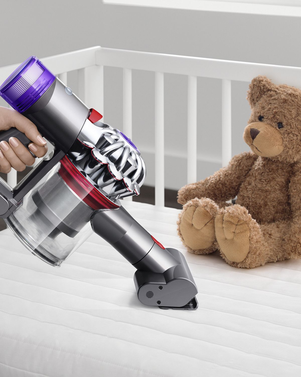 Aspirador sem fios Dyson V8 Animal + limpa a sujidade da cómoda de um bebé.