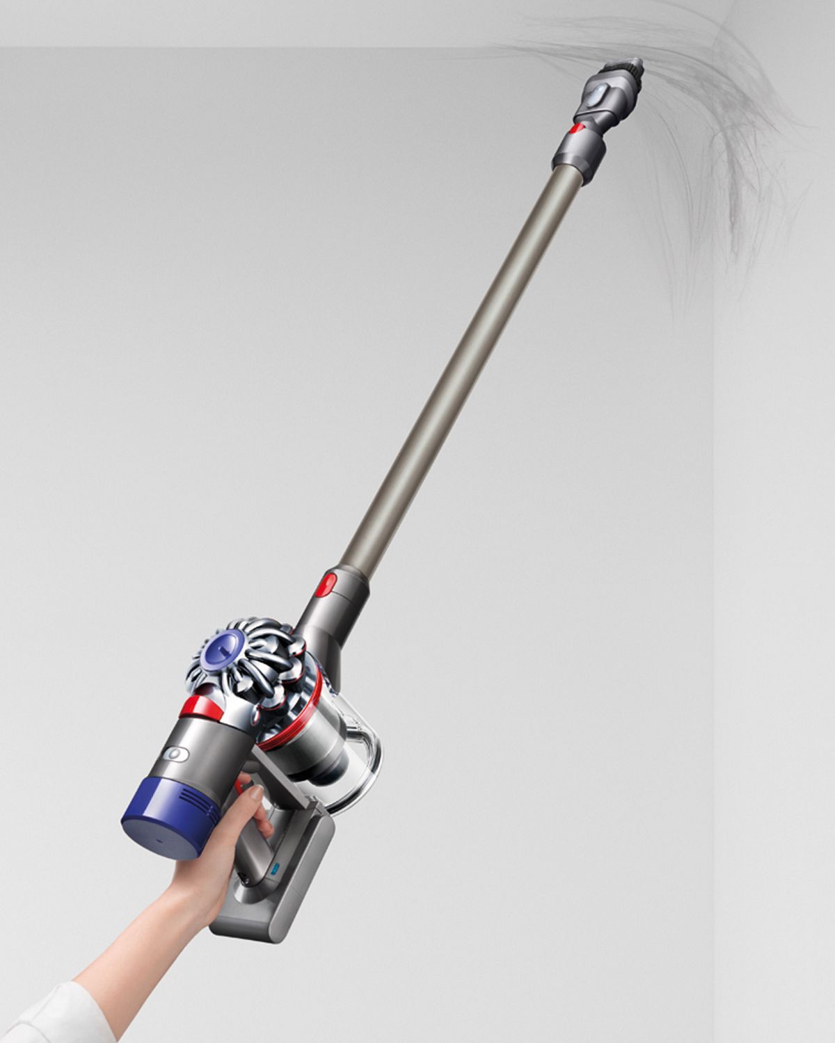 Aspirador sem fios Dyson V8 Animal + remove teia de aranha de um local de difícil acesso.