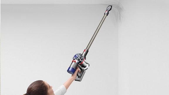 Ein Dyson V8™ Motorhead kabelloser Staubsauger entfernt Spinngewebe von einer schwierig zu erreichenden Stelle an der Decke