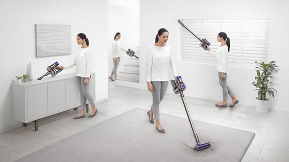 Bild mit Zeitraffer-Effekt, in dem eine Frau mit einem Dyson V8™ Motorhead kabellosen Staubsauger Schmutz von einem Teppich entfernt.  Der Dyson V8™ Motorhead kabellose Staubsauger wird auch im Handheld-Modus verwendet, um Regale, Treppen und Jalousien zu reinigen.