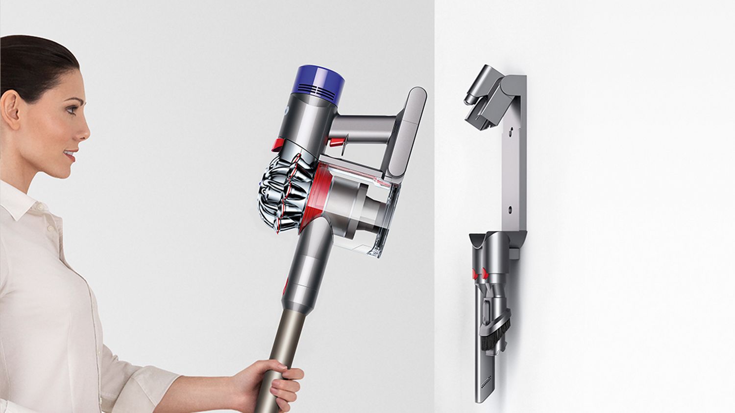 Dyson V8™ Parquet kabelloser Staubsauger wird an die Ladestation angeschlossen.
