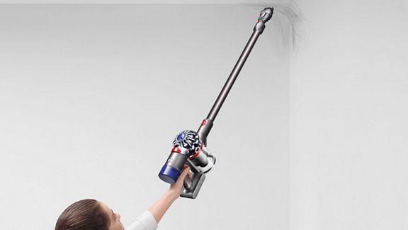Dyson V8™ Total Clean kabelloser Staubsauger entfernt Spinngewebe von einer schwierig zu erreichenden Stelle. 