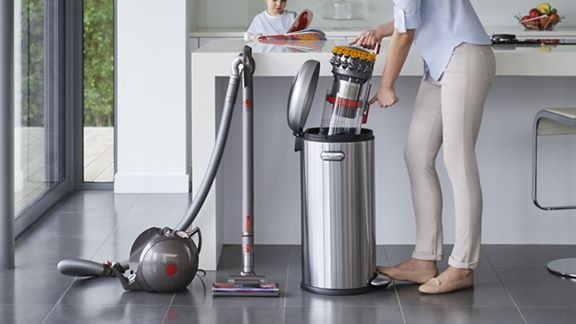 Dyson Big Ball™ Multifloor 2 Staubsauger wird einfach in einen Mülleimer entleert.