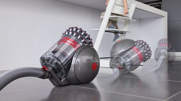 Bild, das die Fähigkeit des Dyson Cinetic Big Ball™ Absolute 2 Staubsaugers zeigt, sich selbst wieder aufzurichten, wenn er umkippt. 