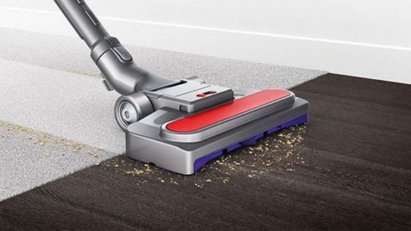 Dyson Cinetic Big Ball™ Multifloor 2 Staubsauger entfernt Schmutz von einem Hart- und einem Teppichboden.