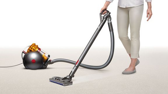 Dyson Cinetic Big Ball Multifloor 2 Staubsauger entfernt Schmutz von einem Teppichboden.