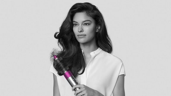 Modelador Dyson Airwrap com o secador pré secagem encaixado.