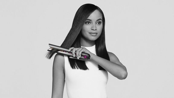 Frau verwendet den Dyson Corrale™ Haarglätter.