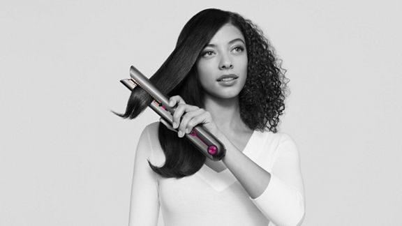 Frau verwendet den Dyson Corrale™ Haarglätter.