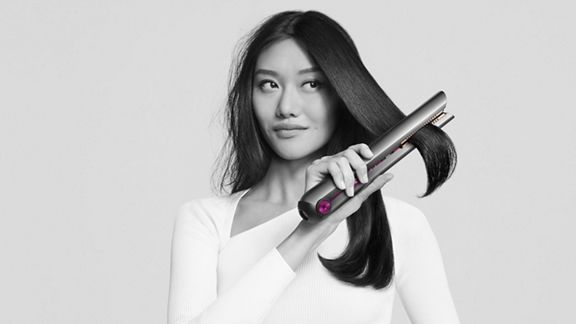 Frau verwendet den Dyson Corrale™ Haarglätter.