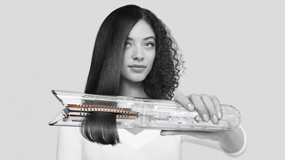 Dyson Corrale™ Haarglätter wird in die Ladestation gestellt.