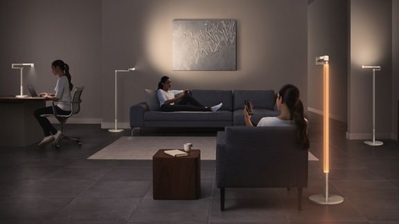 Ein Raum, in dem sich die Dyson Solarcycle Morph™ Leuchte in verschiedenen Positionen befindet, um verschiedene Leuchtformate zu erzeugen. 