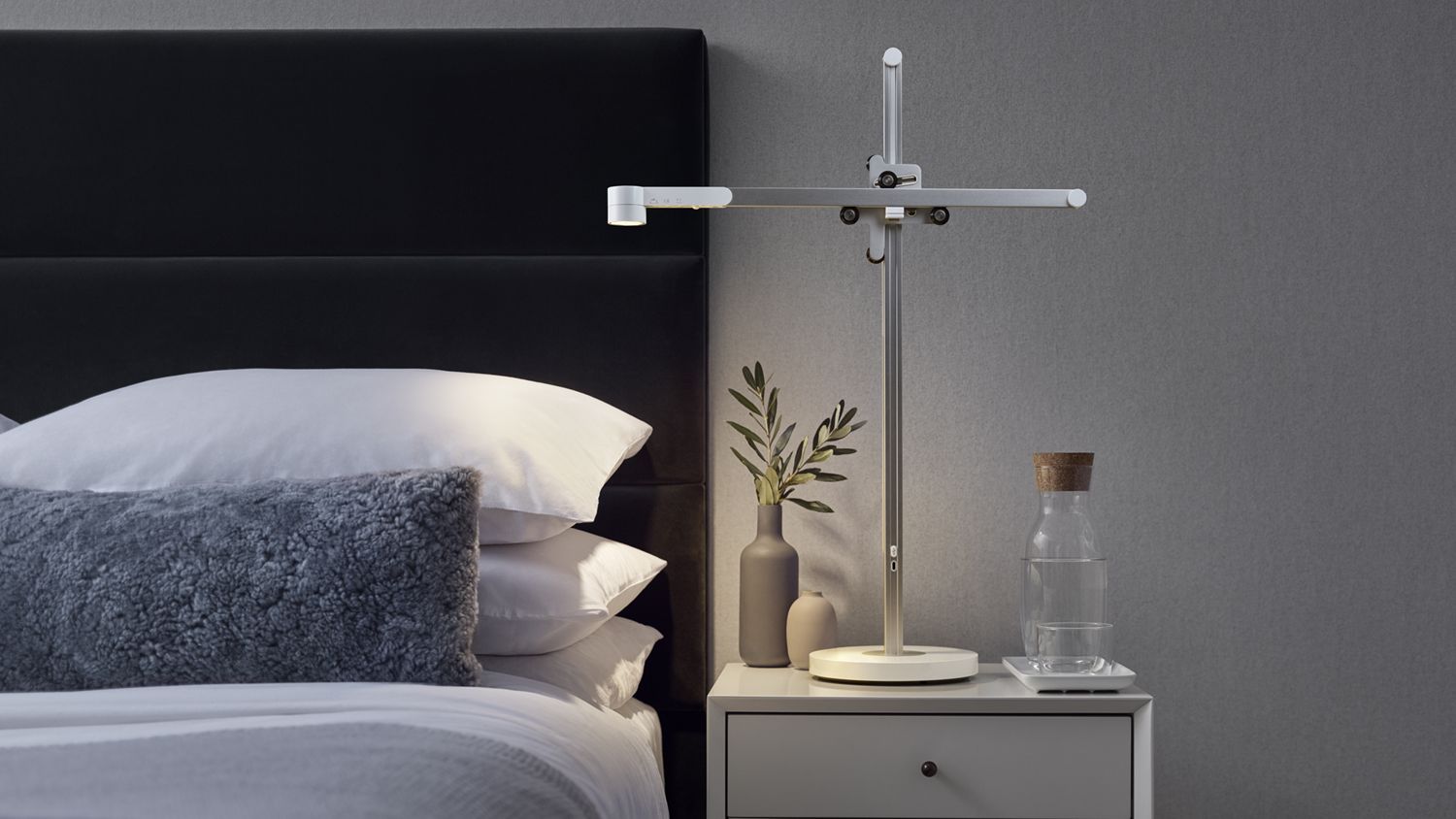 Lampada da tavolo Dyson Solarcycle sopra un comodino.