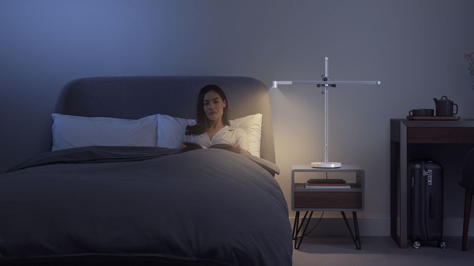 Dyson Solarcycle Morph™ Stehleuchte spendet Licht zum Lesen