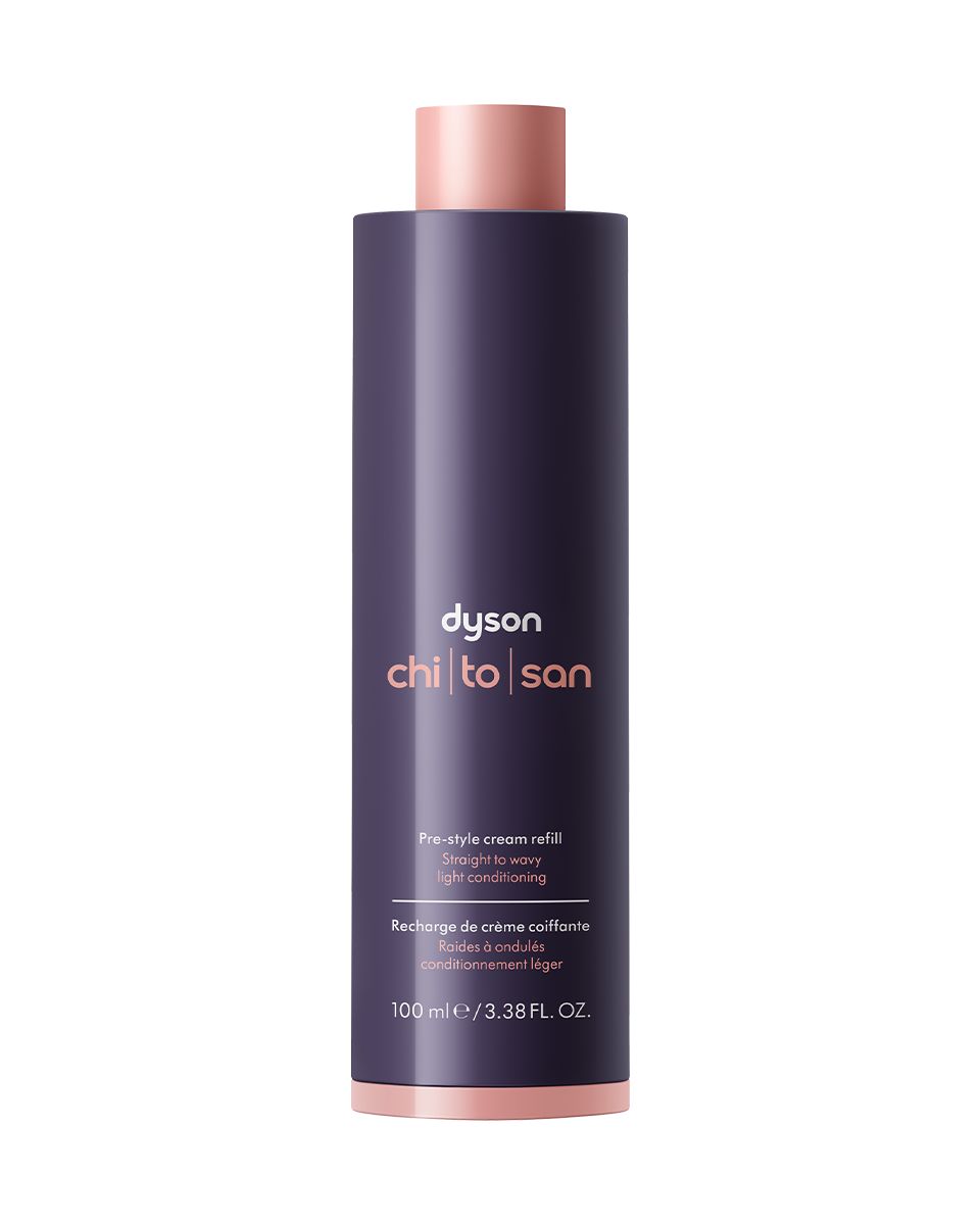 Eine einzelne Packshot-Aufnahme des Nachfüllpacks für die Dyson Chitosan Pre-Styling Creme für glattes bis welliges Haar als leichte Pflege.