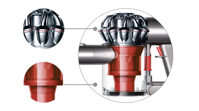 Primo piano dell’aspirapolvere senza filo Dyson V6 nichel/rosso