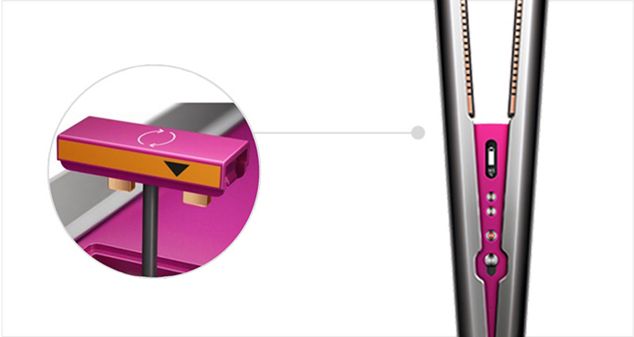  Image d’un Dyson Corrale édition professionnelle montrant un gros plan du dispositif de sécurité en vol à 2 broches
