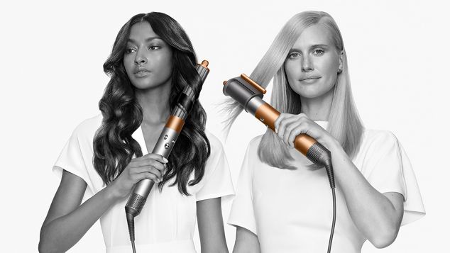 Personne utilisant l’outil de coiffage Dyson Airwrap™