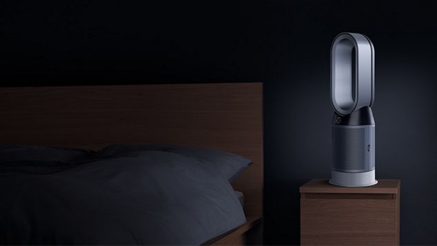 在床頭櫃上的Dyson Pure Hot+Cool™三合一風扇暖風空氣清新機