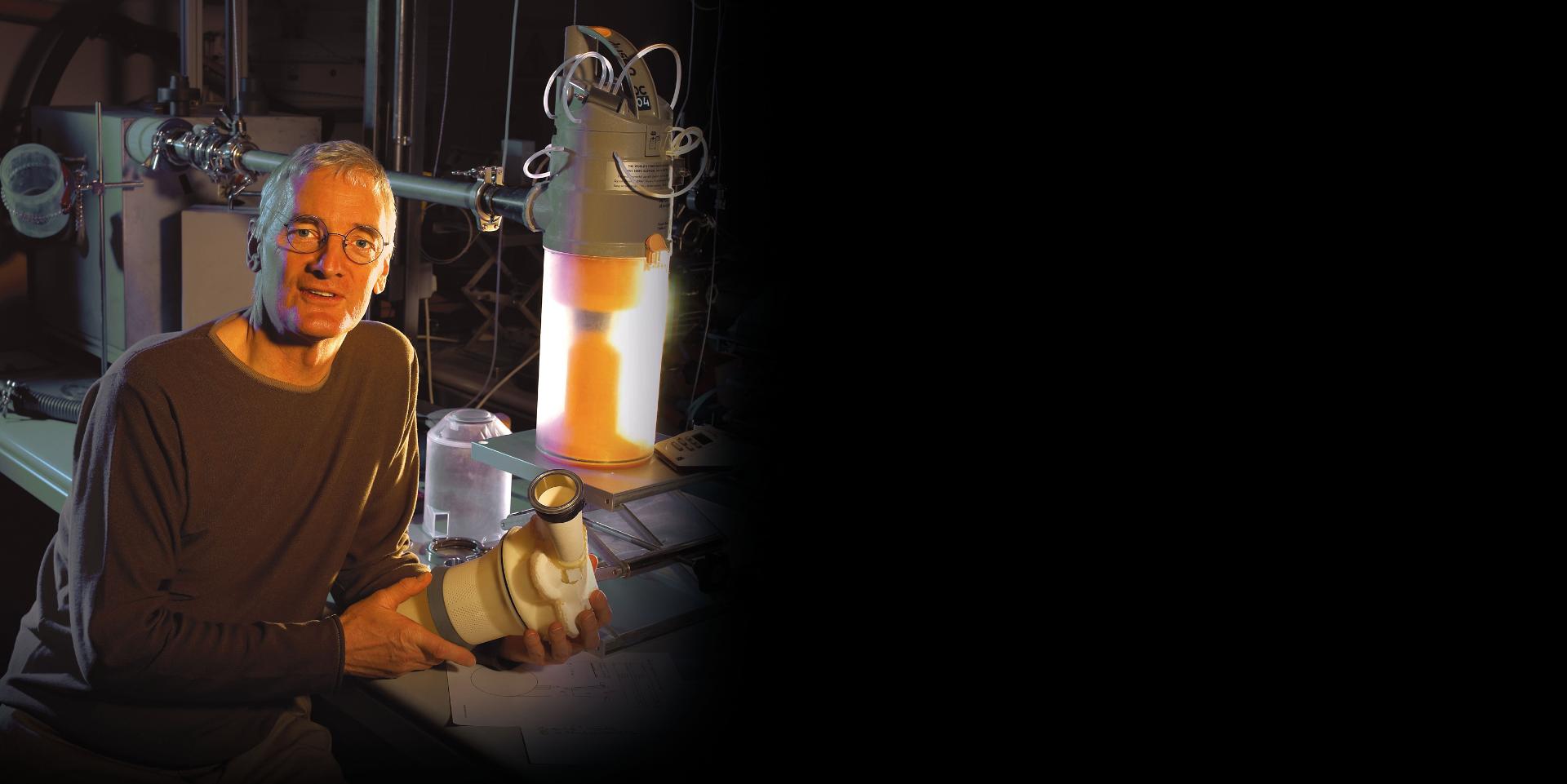 Önceki modellerden bir Dyson elektrikli süpürge ile birlikte James Dyson