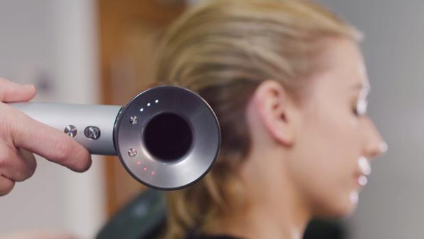 صورة مُقرّبة لمجفف الشعر وخاصية التحكم الذكي بدرجة الحرارة