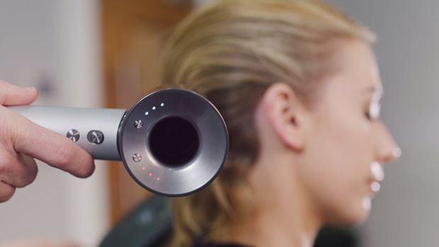 صورة مُقرّبة لمجفف الشعر وخاصية التحكم الذكي بدرجة الحرارة 