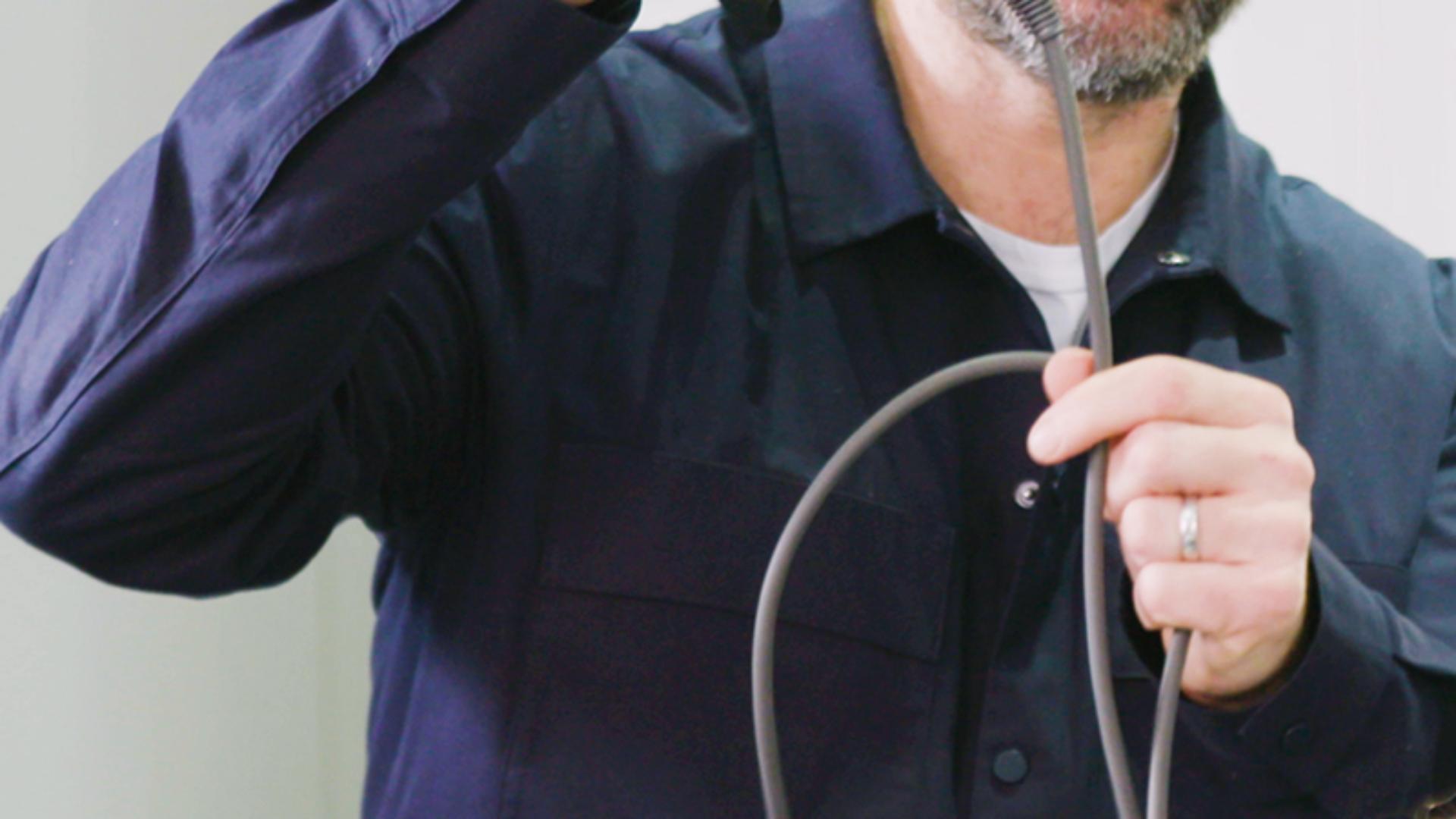 مصفف شعر يتحدث عن الكبل الأطول