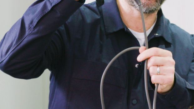 مصفف شعر يتحدث عن الكبل الأطول 