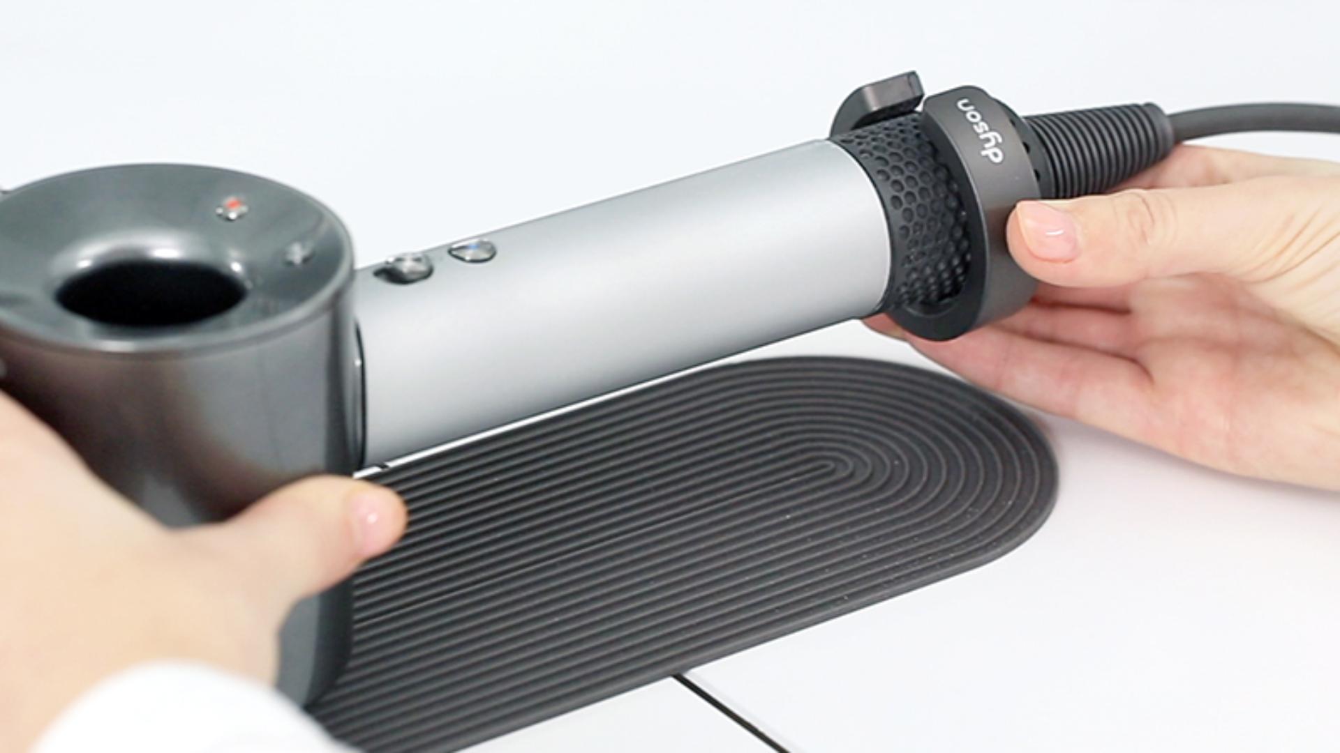 صورة مُقرّبة من مجفف الشعر Dyson Supersonic