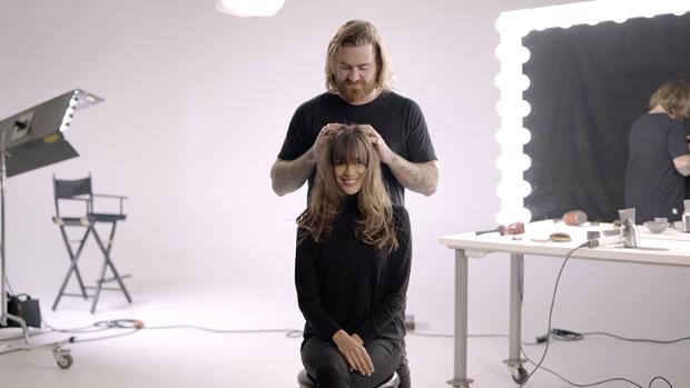 سيدة تُصفّف شعرها في إحدى صالونات التجميل