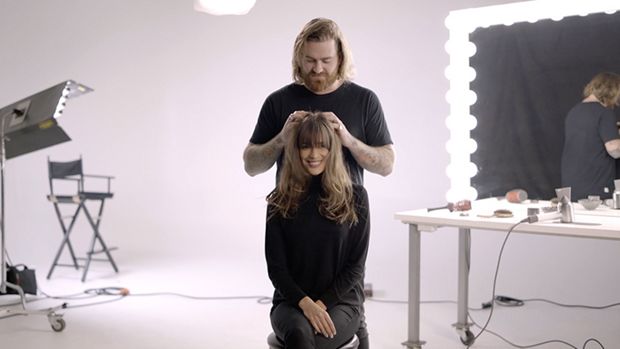 سيدة تُصفّف شعرها في إحدى صالونات التجميل