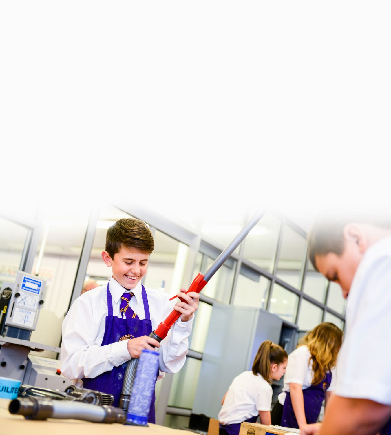 Estudante com aspirador