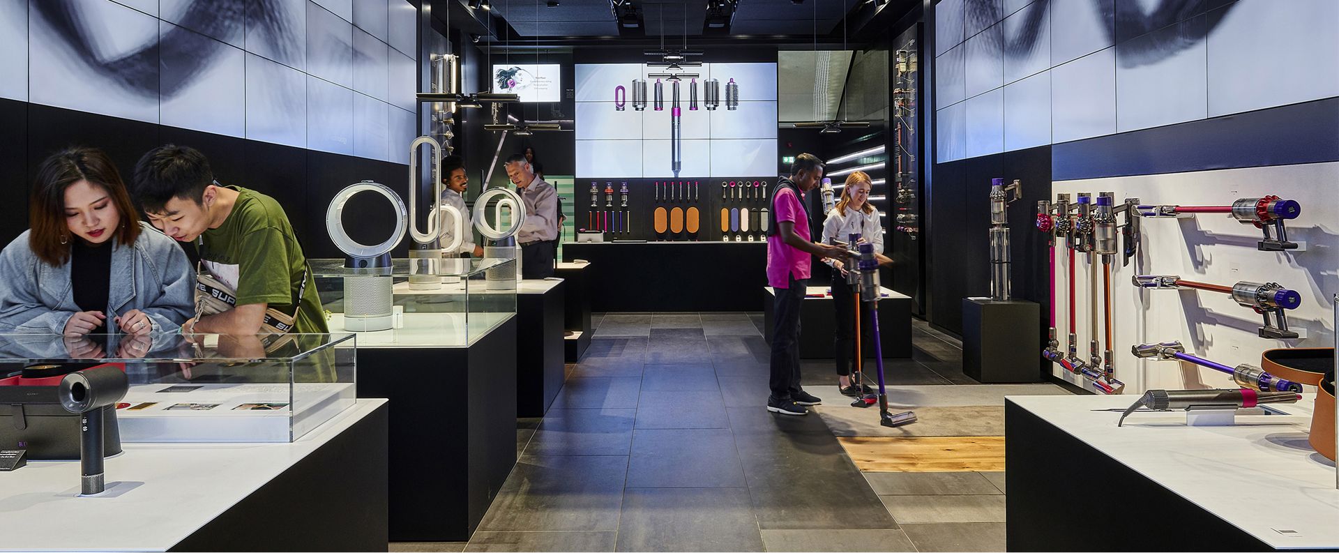 Einkaufserlebnis in einem Dyson Demo Store