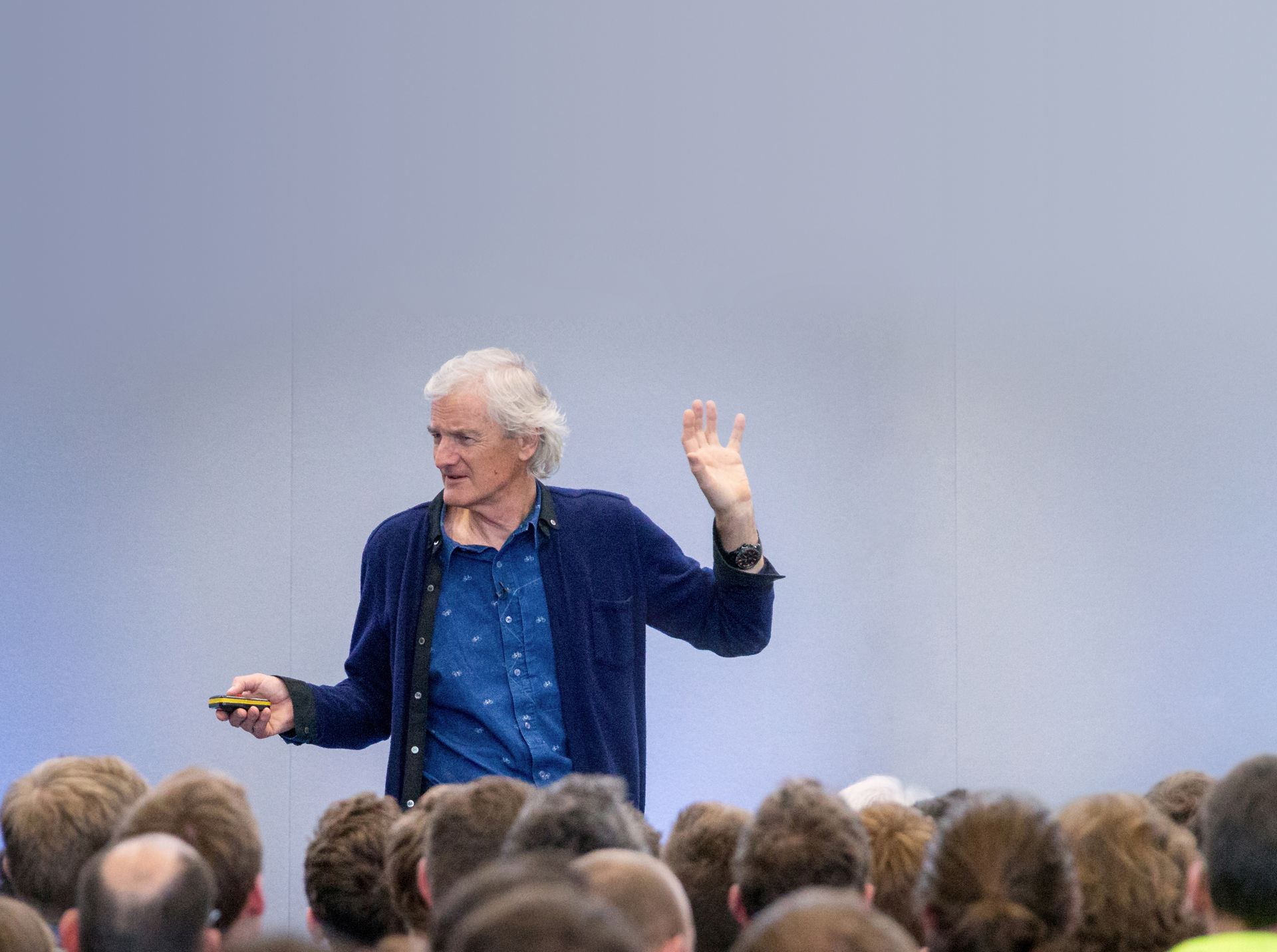 James Dyson spricht mit Studenten der Ingenieurwissenschaften