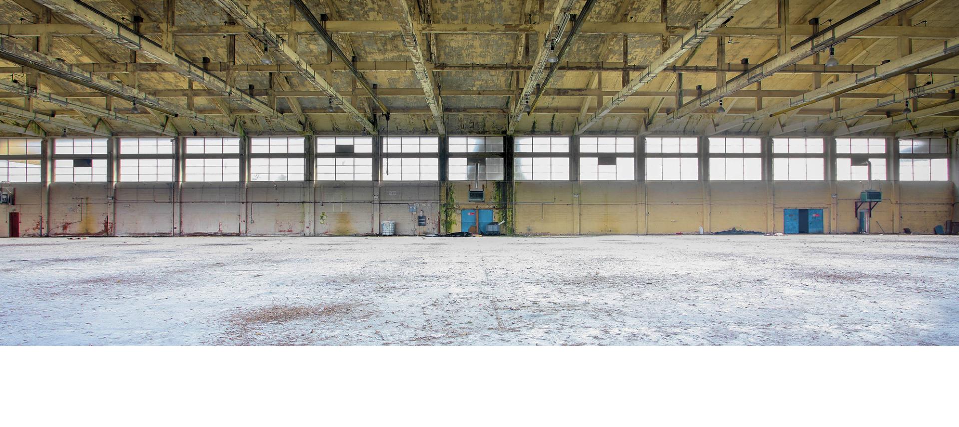 복원 전 훌라빙턴 비행기 격납고의 버려진 실내.