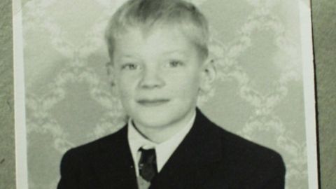 James Dyson con camicia, cravatta e blazer della scuola