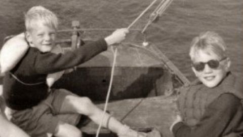 James Dyson e Tom Dyson seduti in una piccola imbarcazione