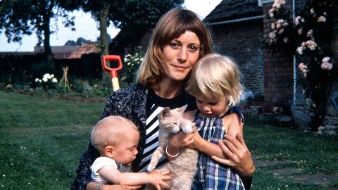 Deirdre Dyson con in braccio la neonata Emily, un piccolo Jake, e un gattino.