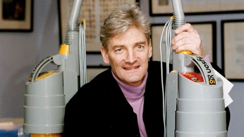 James Dyson in foto con due DC01