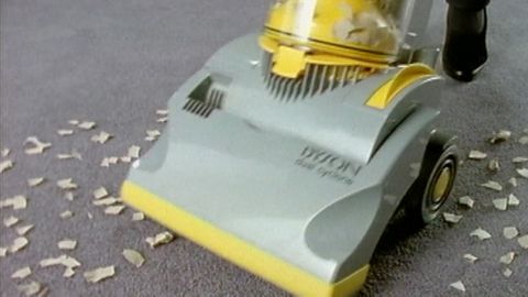 DC01 e piccoli pezzi di carta sul pavimento