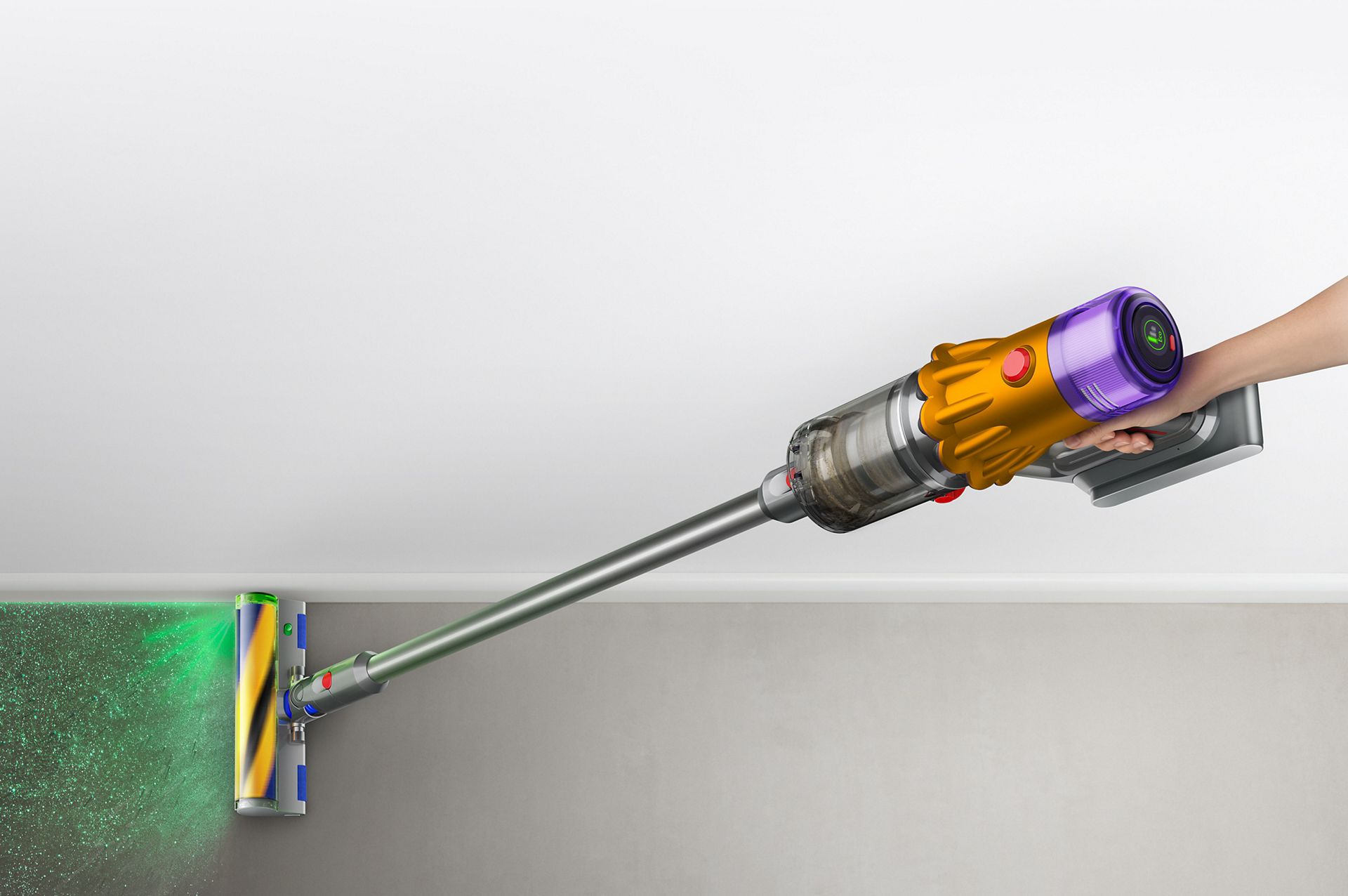 Nahaufnahme einer Hand, die den Dyson V15 Staubsauger hält