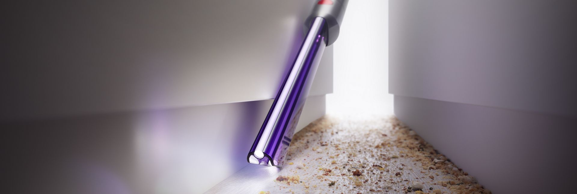 Bocchetta a lancia con LED integrato che pulisce in uno spazio ristretto con l'aspirapolvere senza filo Dyson V8 Absolute Plus