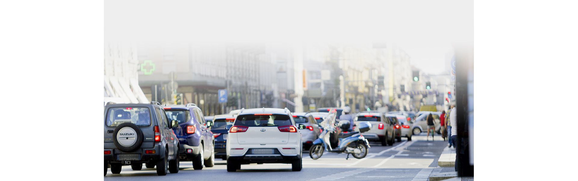 Automobili allineati su un'autostrada