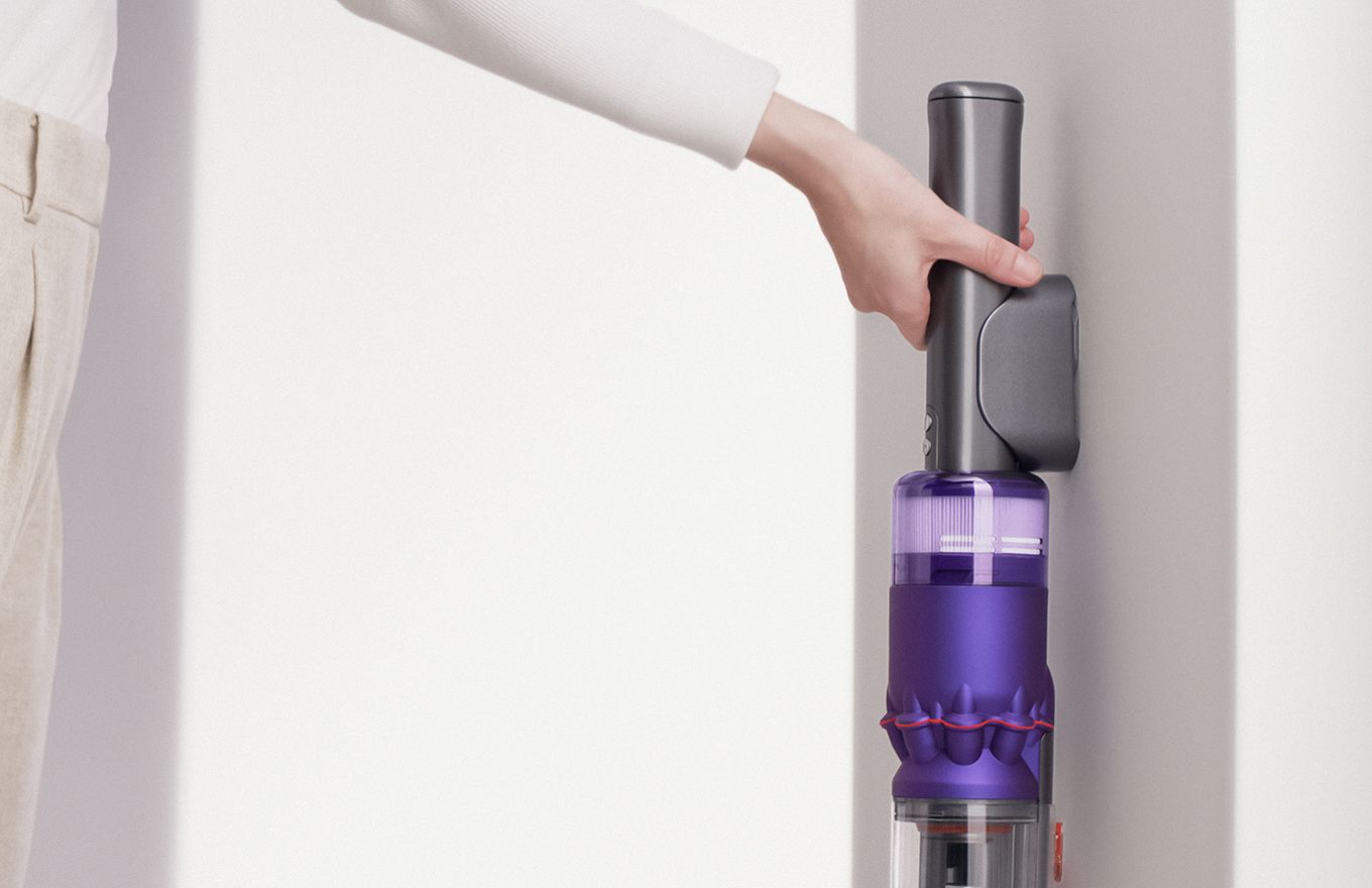 L'aspirapolvere Dyson Omni-glide™ nella stazione di ricarica. L'aspirapolvere Dyson Omni-glide™ nella stazione di ricarica.