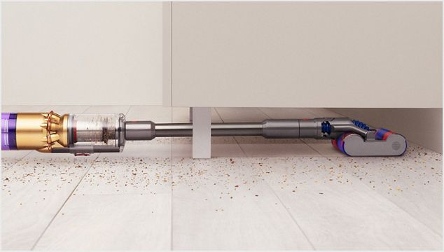 Aspirapolvere Dyson Omni-glide che pulisce sotto il mobile.