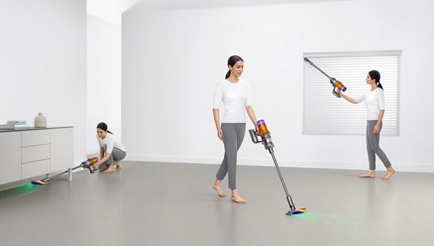 Aspirapolvere senza filo Dyson V12 Detect slim absolute che pulisce la casa.