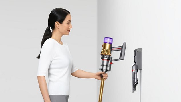 L'aspirapolvere Dyson v12 detect slim absolute nella stazione di ricarica.