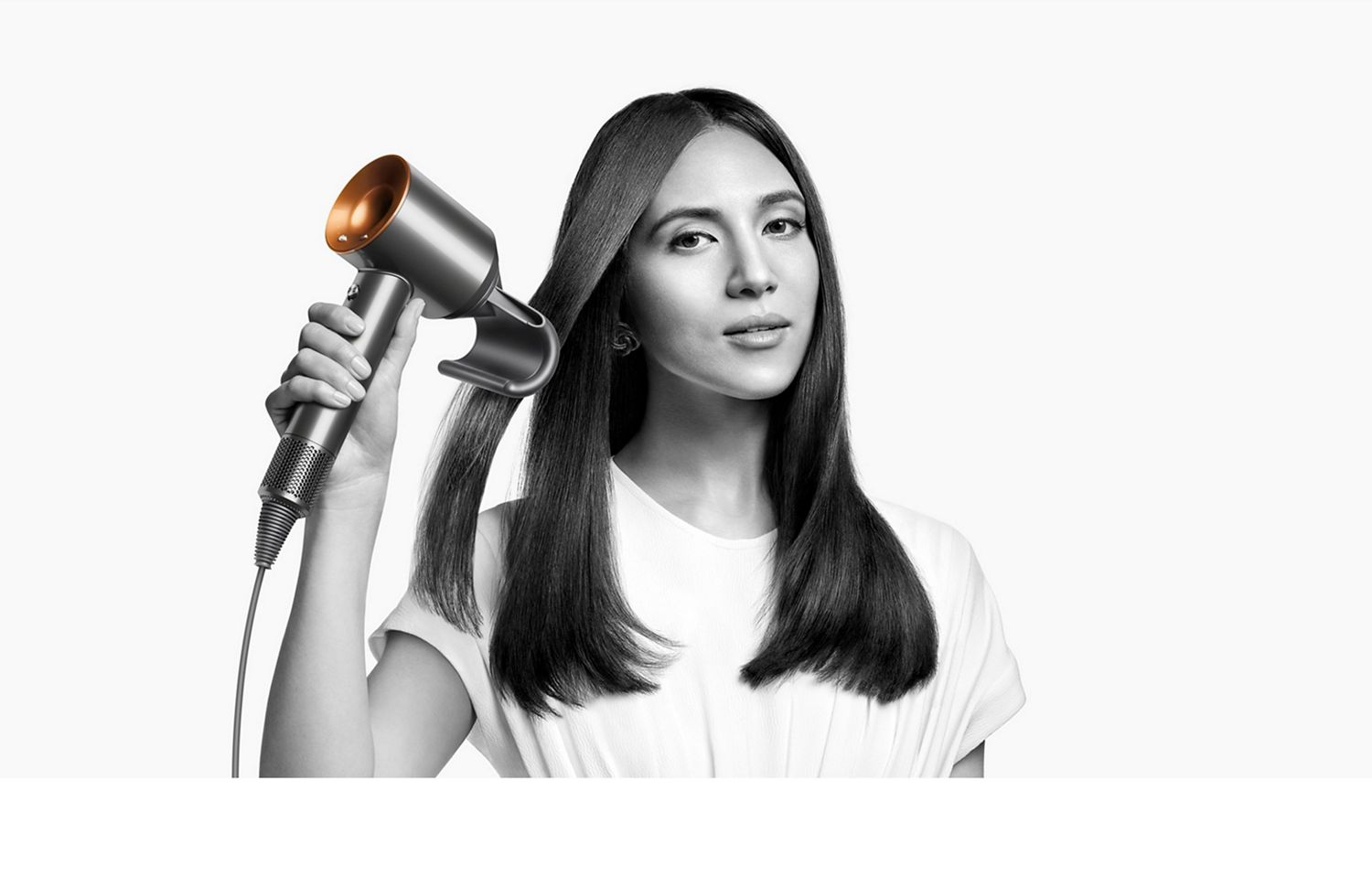 Modella che utilizza l'asciugacapelli Dyson Supersonic™