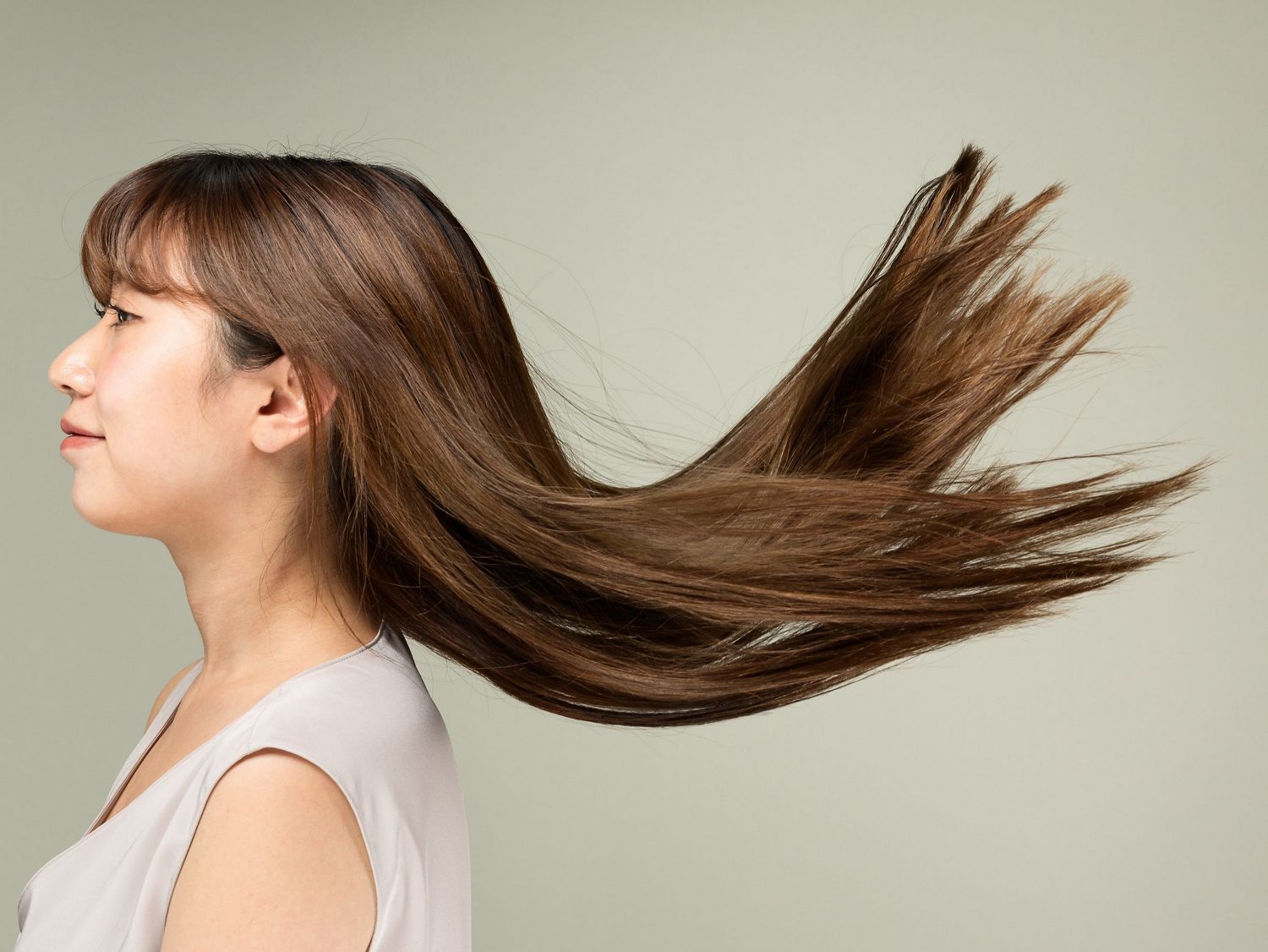髪を後ろになびかせる女性