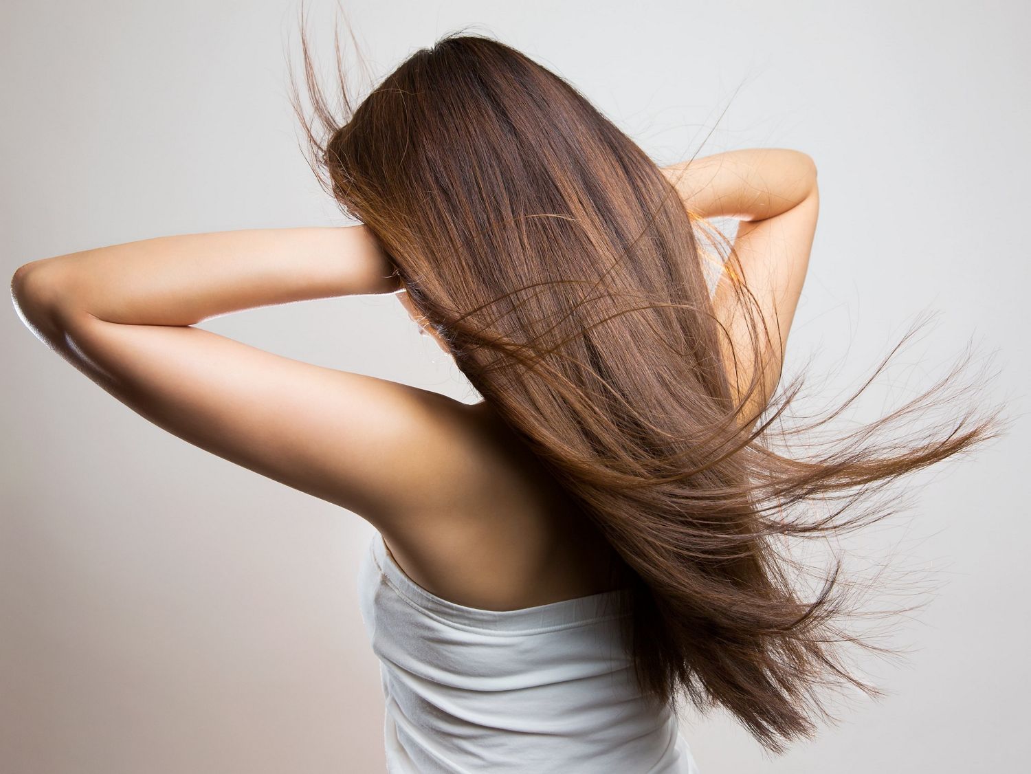 髪を後ろになびかせる女性